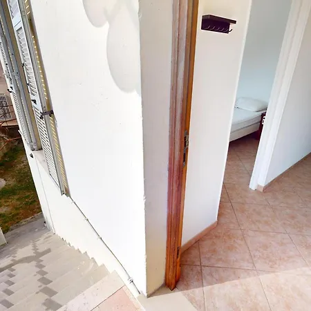 Apartament 2p Au 1er Etage D'une Maison Avec Jardin, A 5 Min Du Centre Et De La - Fr-1-196-360 Mentona