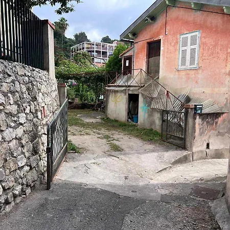 Apartment 2p Au 1er Etage D'une Maison Avec Jardin, A 5 Min Du Centre Et De La - Fr-1-196-360 Menton